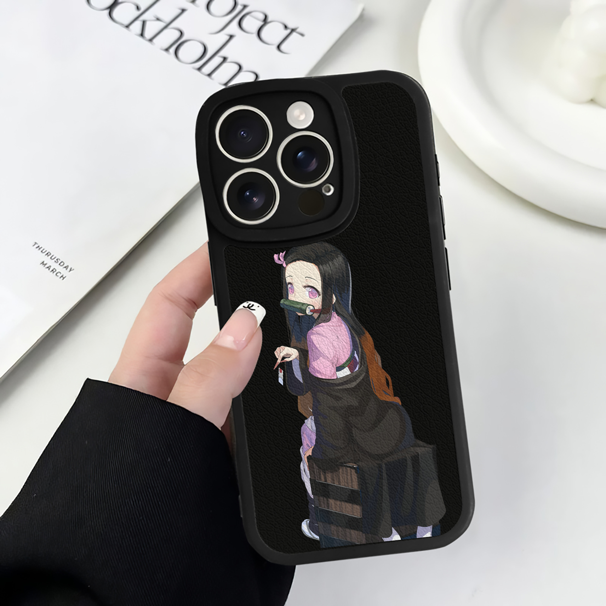 （画像用） 鬼滅の刃（きめつのやいば）竈門 禰󠄀豆子／かまど ねずこ Kamado Nezuko 【iPhone 16シリーズ対応】シリコンスマホケース（レザー調） 材質：シリコン